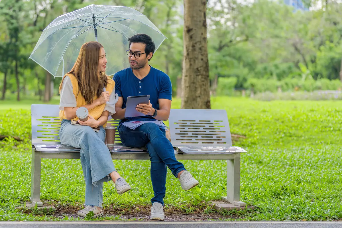 perempuan dan pasangan 13 juni taman