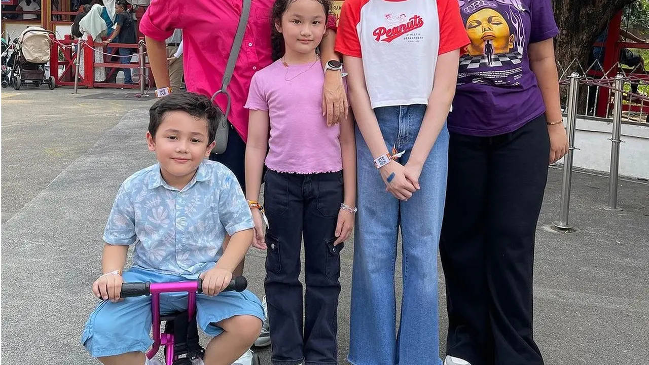 6 Potret Ussy Sulistiawaty dan Anak di Momen Libur Sekolah, Elea Curi Perhatian