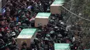 Sejumlah peti jenazah pejuang Hamas yang tewas di Deir el-Balah dibawa untuk dimakamkan di Jalur Gaza (6/5). Media Gaza melaporkan ledakan itu adalah "kecelakaan kerja", akibat kesalahan penanganan bahan peledak. (AP/Khalil Hamra)
