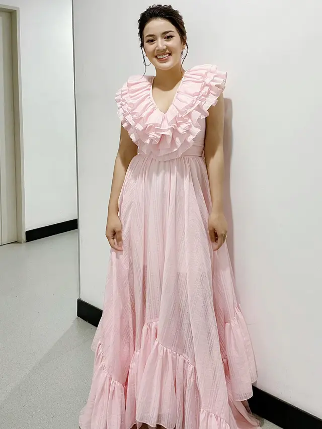 Tampil Makin Menawan, Ini 7 Potret Rosiana Dewi dengan Busana Pink Saat Hamil