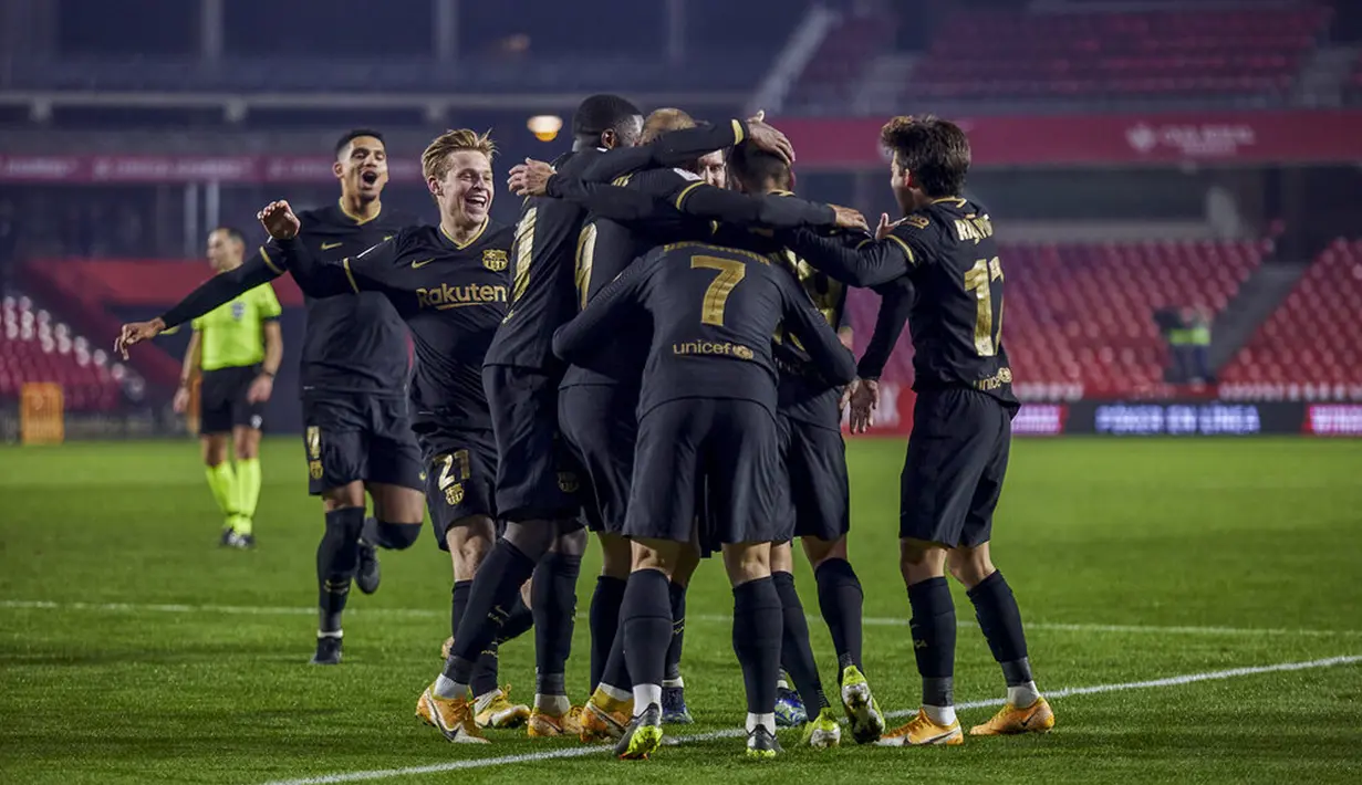 Pemain Barcelona Jordi Alba merayakannya golnya ke gawang Granada bersama rekan satu timnya pada pertandingan perempat final Copa del Rey di Stadion Los Carmenes, Granada, Spanyol, Rabu (3/2/2021). Barcelona sukses kalahkan Granada 5-3 dan mendapatkan tiket semifinal Copa del Rey. (AP Photo)