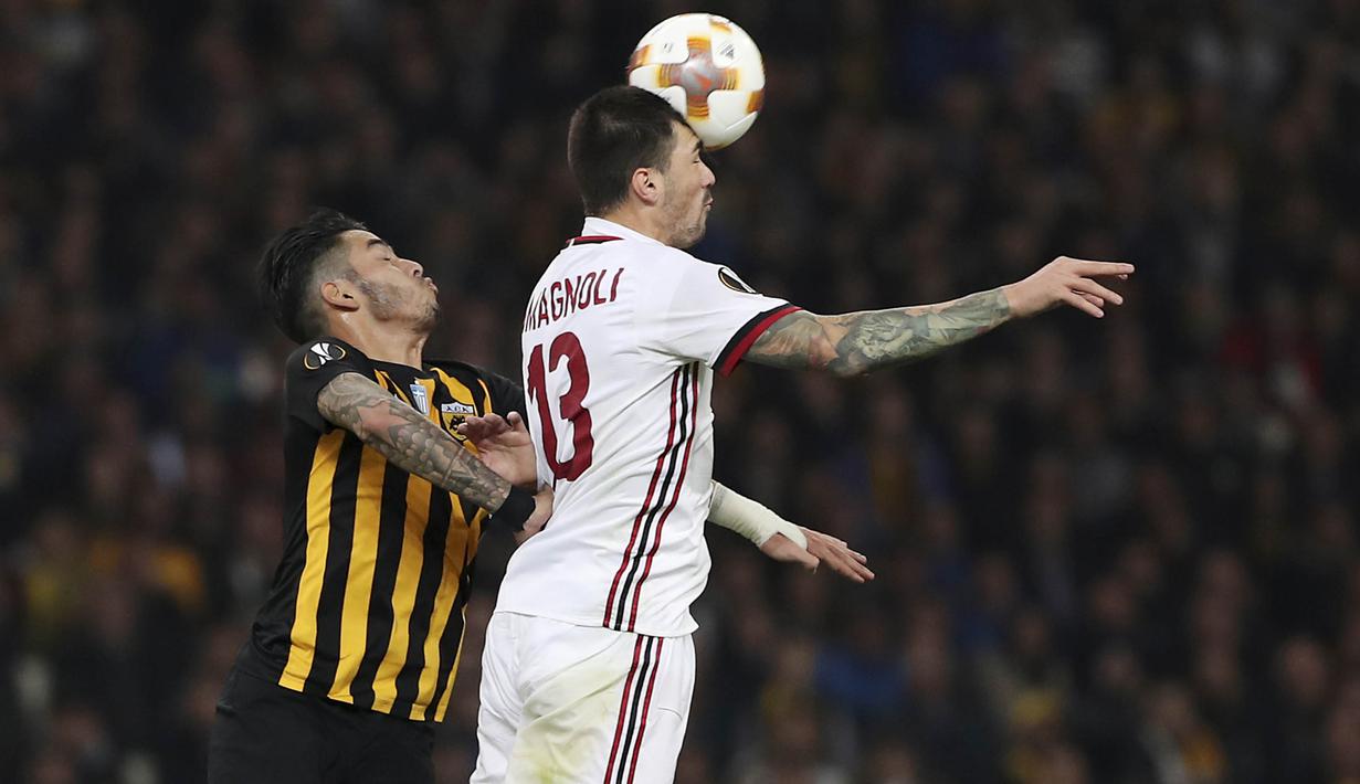 Bek AC Milan, Alessio Romagnoli, mengamankan bola dri striker AEK Athens, Sergio Araujo, pada laga Liga Europa di Stadion Olympic, Athens, Kamis (2/11/2017). Kedua klub bermain imbang 0-0. (AP/Petros Giannakouris)