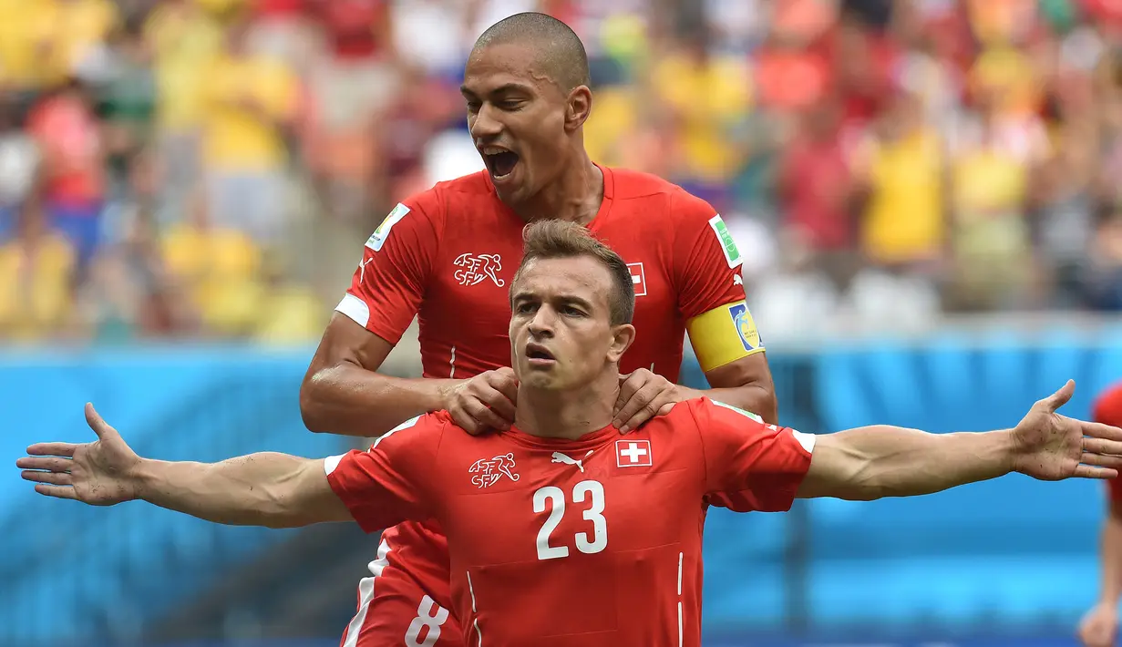 Xherdan Shaqiri. Gelandang Timnas Swiss yang kini berusia 30 tahun dan baru musim ini memperkuat Olympique Lyon mencetak hattrick untuk Swiss pada Piala Dunia 2014. Dalam laga kontra Honduras di matchday ketiga Grup E (25/6/2014) tersebut Swiss akhirnya menang 3-0. (AFP/Rodrigo Arangua)