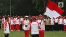 Chief de Mission (Cdm) Kontingen Indonesia Harry Warganegara (kanan) mengibarkan Bendera Merah Putih disaksikan Ketua National Olympic Committe (NOC) Raja Sapta Oktohari saat pelepasan Kontingen Indonesia untuk SEA Games 2019 Filipina di Istana Bogor, Rabu (27/11/2019). (Liputan6.com/Angga Yuniar)