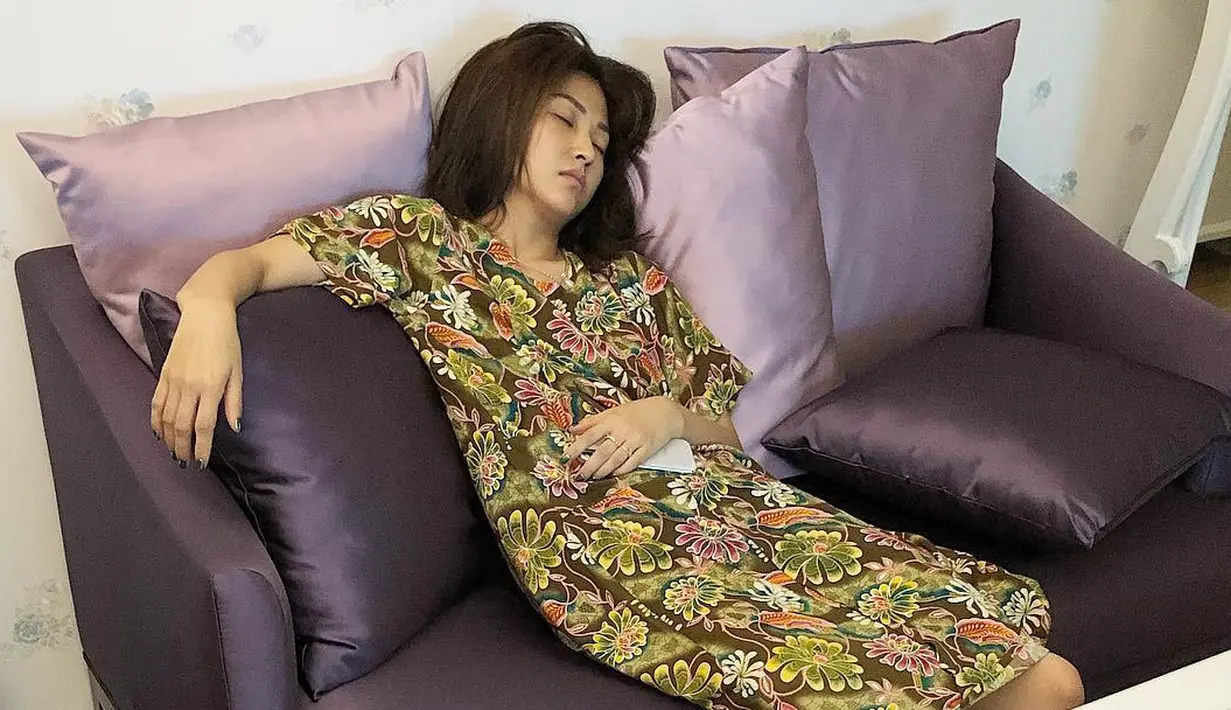 Bisa dibilang Sarwendah merupakan istri yang luar biasa. Ia terlihat tertidur di sofa setelah menidurkan Thalia dan ingin menunggu Ruben Onsu pulang kerja. (Foto: instagram.com/ruben_onsu)