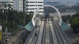 Suasana proyek konstruksi infrastruktur di kawasan Kuningan, Jakarta, Sabtu (11/4/2020). Gubernur DKI Jakarta Anies Baswedan menjelaskan bahwa proyek konstruksi boleh terus berjalan selama Ibu Kota berstatus Pembatasan Sosial Berskala Besar (PSBB). (merdeka.com/Imam Buhori)