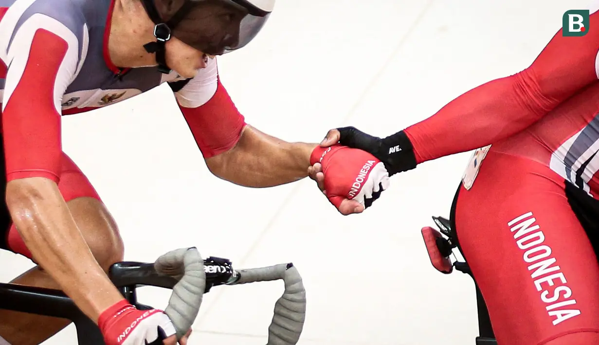 Tim balap Sepeda Indonesia, Bernard Benyamin van Aert (kiri) dan Terry Yudha Kusuma berkompetisi pada nomor madison putra UCI Track Nations Cup 2023 di Jakarta International Velodrome, Rawamangun, Jakarta, Minggu (26/02/2023). (Bola.com/Bagaskara Lazuardi)