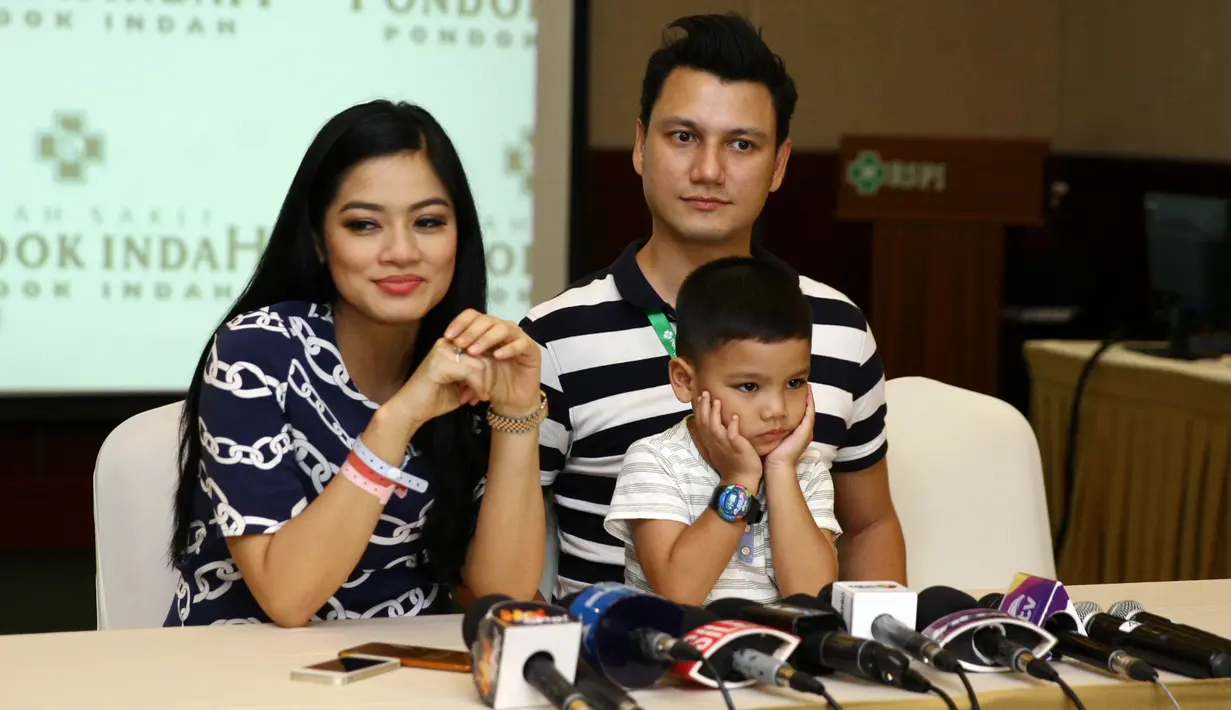Titi Kamal dan Christian Sugiono menggelar jumpa pers terkait kelahiran anaknya di Rumah Sakit Pondok Indah (RSPI), Jakarta Selatan Kamis (7/12/2017). (Nurwahyunan/Bintang.com)