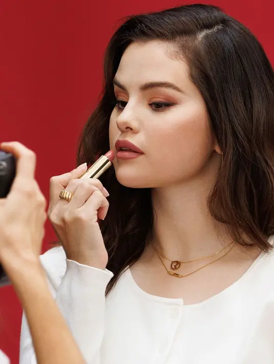 Photoshoot luar biasa Selena Gomez dengan makeup bernuansa merah bata. Lipstik merah menyempurnakan keseluruhan penampilan Selena Gomez di foto ini. [Foto: Instagram/selenagomez]