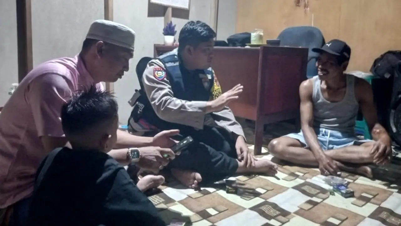 Personel Polres Indragiri Hilir mendatangi rumah warga yang diserang buaya saat mandi.
