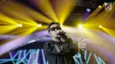 Aksi panggung vokalis Five Minutes saat tampil dalam Konser 100 Hari Menuju Asian Games 2018 di Studio 6 Emtek, Jakarta, Kamis (10/5). (Liputan6.com/Faizal Fanani)