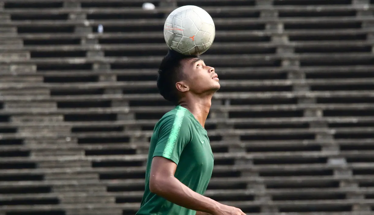Pemain Timnas Indonesia U-22, Bagas Adi, memainkan bola saat latihan jelang laga final Piala AFF U-22 2019 di Olympic Stadium, Phnom Penh, Kamboja, Senin (25/2/2019). Indonesia akan melawan Thailand. (Bola.com/Zulfirdaus Harahap)