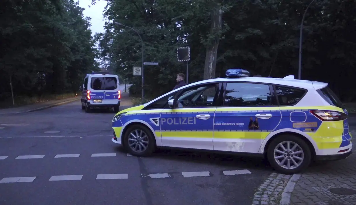 Para informan juga memberikan sebuah video. Berdasarkan hal tersebut dan penampakan berikutnya, polisi menyimpulkan bahwa hewan tersebut adalah seekor singa betina. (Sven Kaeuler/TNN/dpa via AP)