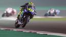 Pebalap Movistar Yamaha, Valentino Rossi, memacu motornya saat MotoGP Qatar. Meski memulai start dari posisi ke-10, namun The Doctor berhasil meraih podium dengan finish di urutan ketiga. (AFP/Karim Jaafar)