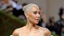 <p>Kim Kardashian menghadiri Met Gala 2022 di The Metropolitan Museum of Art, New York City, Amerika Serikat, 2 Mei 2022. Banyak netizen kecewa dan menuliskan komentar miring pada Kim Kardashian setelah dianggap merusak gaun Marilyn Monroe. (Dimitrios Kambouris/Getty Images for The Met Museum/Vogue/AFP)</p>