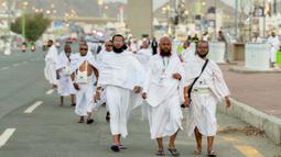 Mereka mulai bergerak menuju Mina. Momen ini menandai langkah pertama dari rangkaian puncak ibadah haji. (Foto oleh AFP)