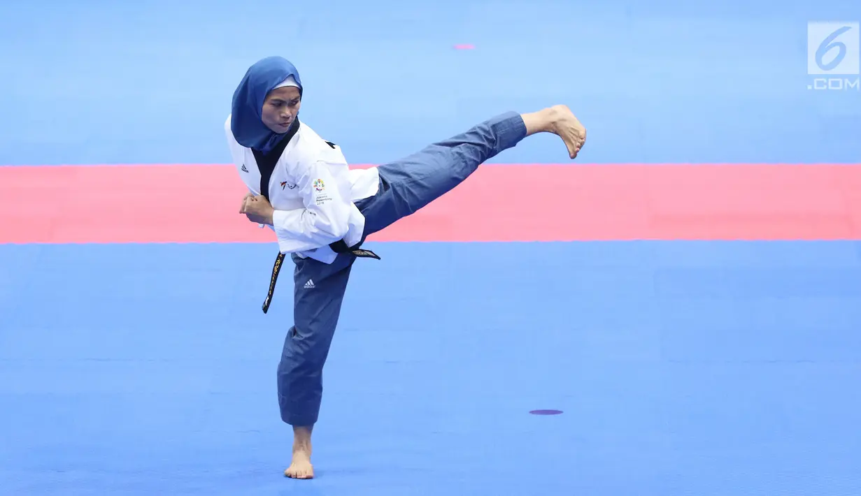 Atlet Taekwondo putri Indonesia, Defia Rosmaniar saat beraksi melawan Yun Jihye (Korea Selatan) pada Semifinal Women Individual Poomsae di JCC, Jakarta, Minggu (19/8). Defia Rosmaniar berhasil meraih emas. (Liputan6.com/Helmi Fithriansyah)