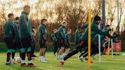 Pemain MU, Casemiro dan Lisandro Martinez menunggu giliran untuk melakukan latihan ringan di Carrington, Kamis (4/1/2024). (X/ManUtd)