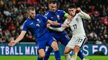 Gelandang Timnas Inggris, Phil Foden, diadang dua pemain Serbia, Strahinja Pavlovic (kiri) dan Filip Kostic (tengah) saat tampil di laga Grup K Kualifikasi Piala Dunia 2026 yang berlangsung di Wembley Stadium, London, Jumat (14/11/2025) dini hari WIB. (Ben STANSALL / AFP)