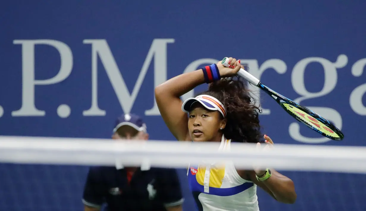 Petenis Jepang, Naomi Osaka bersiap memukul bola saat melawan Angelique Kerber dalam putaran pertama AS Terbuka 2017 di New York (29/8). (AP Photo / Frank Franklin II)