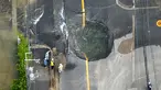 Air keluar dari retakan dan membanjiri jalan menyusul gempa bumi di Takatsuki, Osaka, Jepang, Senin (18/6). Gempa berkekuatan 6,1 SR menghantam Osaka pada Senin pagi. (Yohei/Nishimura/Kyodo News via AP)