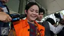 Staff anggota DPR Damayanti Wisnu Putranti, Dessy A Edwin saat ditanya awak media usai menjalani pemeriksaan di KPK, Jakarta, Jumat (4/3). Dessy tertangkap dalam operasi tangkap tangan (OTT) KPK. (Liputan6.com/Helmi Afandi)