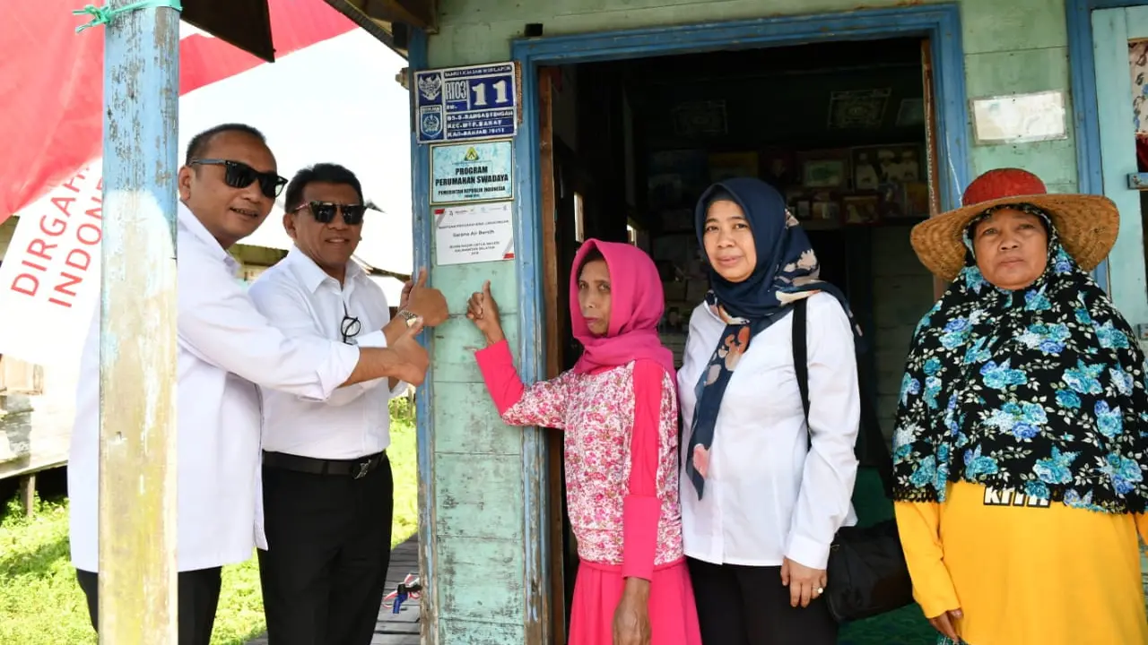 Peringati HUT RI Kegiatan BUMN Hadir Untuk Negeri Serahkan Bantuan Bina Lingkungan Di Provinsi Kalsel