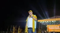 Ketum Partai Golkar Airlangga Hartarto menghadiri kampanye akbar Partai Golkar di Lapangan Panahan, Pakansari, Kabupaten Bogor, Rabu (7/2/2024). Dalam kesempatan ini, Airlangga optimistis paslon nomor urut 2 Prabowo-Gibran bisa menang satu putaran pada Pilpres 2024. (Liputan6.com/Achmad Sudarno)