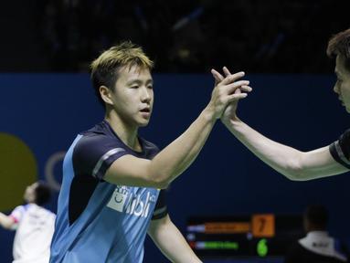 Pasangan Indonesia, Kevin Sanjaya/Marcus Gideon, saat melawan wakil Jepang, Takuto Inoue/Yuki Kaneko, pada Indonesia Open 2019 di Istora, Jakarta, Selasa (16/7). Pasangan Indonesia menang 20-22, 21-16, 21-14. (Bola.com/M Iqbal Ichsan)