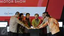 Wakil Presiden Jusuf Kalla (tengah) bersama Ketua DPR RI, Setya Novanto (ketiga kiri) membuka secara resmi Indonesia Internasional Motor Show 2015 di JI Expo Kemayoran, Jakarta, Rabu (19/8/2015). (Liputan6.com/Helmi Fithriansyah) 