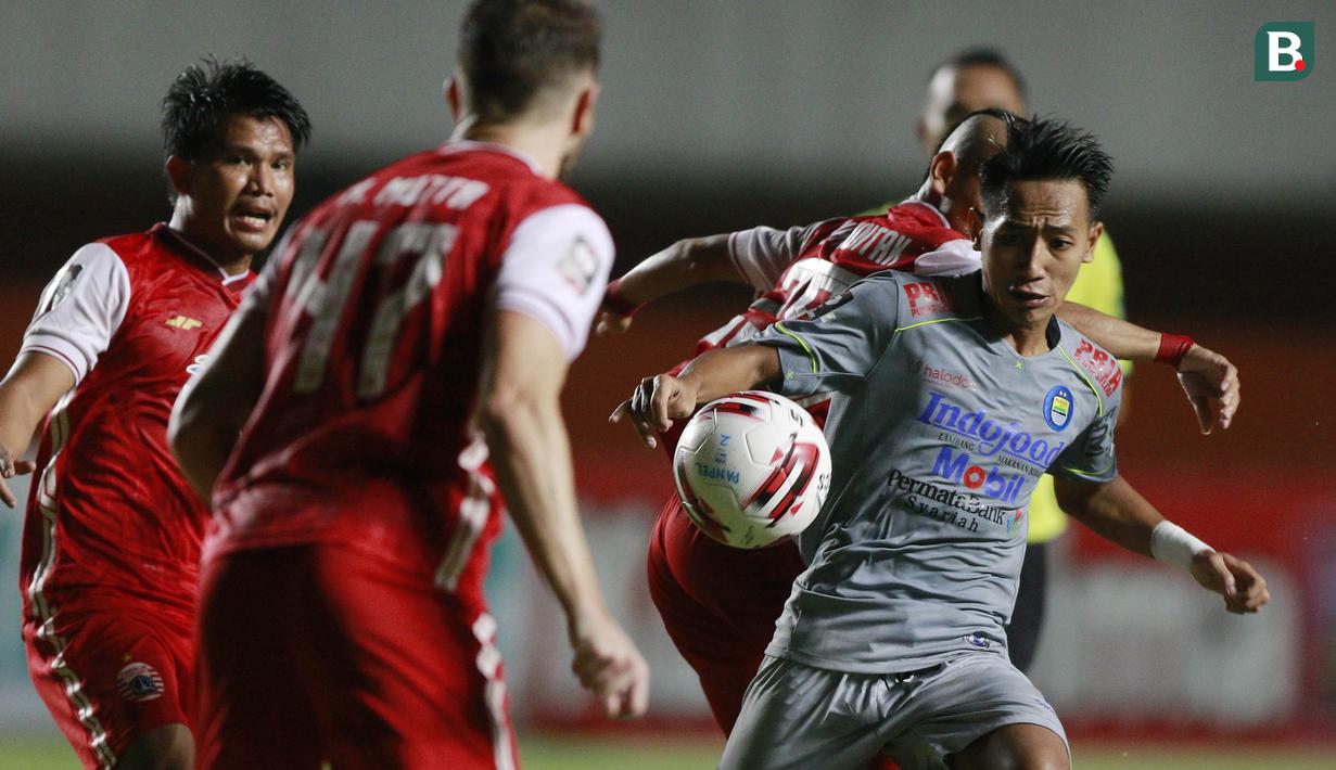 Persib terlihat belum tenang dan berusaha untuk membalas gol itu. Beberapa kali tembakan yang dilepas oleh pemain depan mereka gagal berbuah gol. Selain itu, pertahanan Persija Jakarta memang terlihat sangat rapat. (Bola.com/M Iqbal Ichsan)