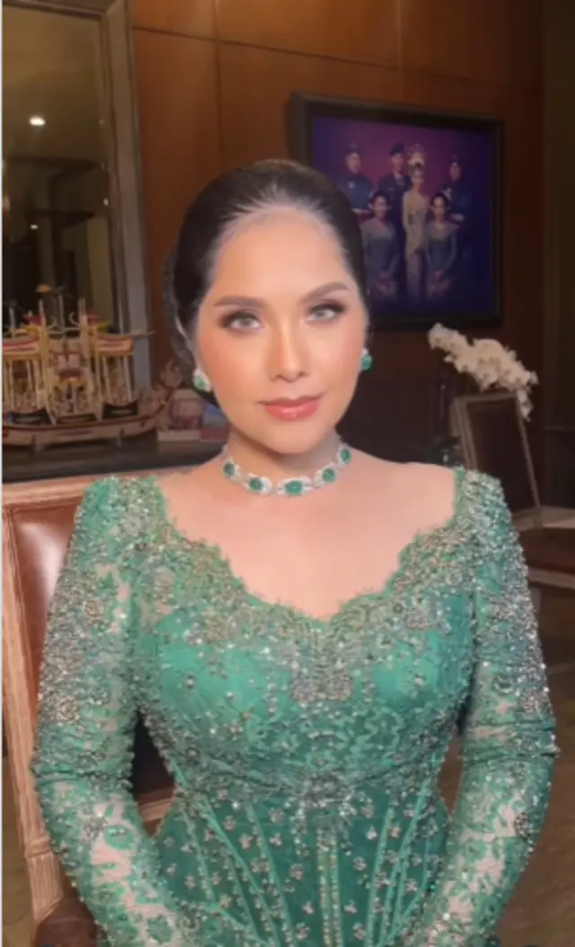 Pesona Annisa Pohan di nikahan Al Ghazali, anggun berkebaya hijau dengan kalung berlian Rp688 juta