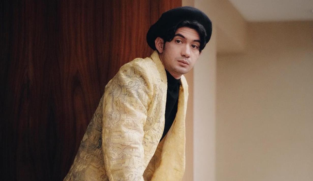 FOTO: Gaya Keren Reza Rahadian Saat Kenakan Pakaian Formal ...