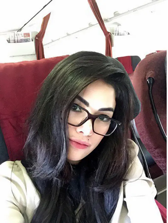 Gaun warna hitam menambah keseksian Nikita. Namun sebenarnya, caption fotonyalah yang membuat orang bertanya-tanya. (Via Instagram/@Nikitamirzanimawardi)