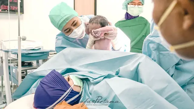 Potret persalinan anak pertama Sule dan Nathalie Holscher (https://www.instagram.com/p/CXXLKNSvj16/)