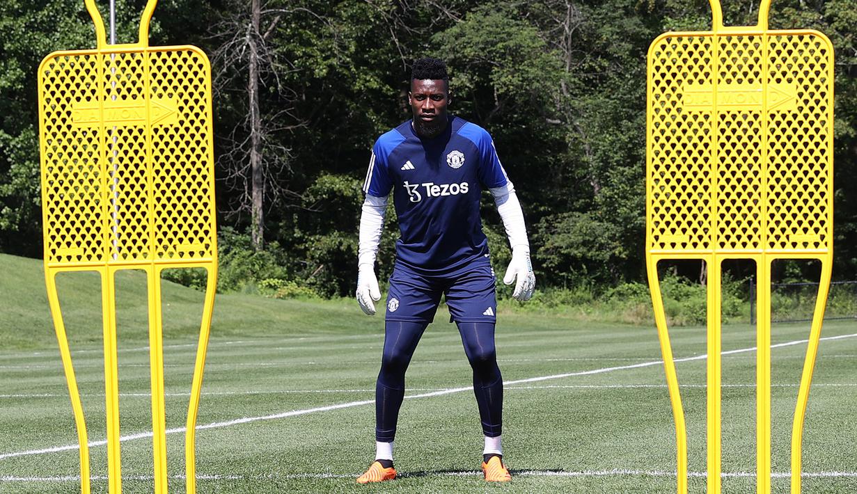 Kiper baru Manchester United, Andre Onana melakukan latihan perdana bersama timnya di pusat pelatihan Pingry School, New Jersey, Amerika Serikat, Sabtu (22/07/2023) WIB. Oana dibeli oleh MU dari Inter Milan seharga 52,5 euro dengan durasi kontrak selama lima tahun. Sementara itu, skuad asuhan Erik Ten Hag kini tengah menjajal beberapa tim dalam tur pramusim mereka di Amerika Serikat. (Twitter/@ManUtd)