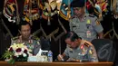 Plt. Kapolri Komjen Pol. Badrodin Haiti menandatangani berita acara saat mengikuti  upacara Penyerahan Tugas Wewenang dan Tanggung Jawab Kapolri Kepada Wakapolri di Mabes Polri, Jakarta, Rabu (21/1/2015). (Liputan6.com/Miftahul Hayat)