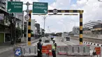 Petugas keamanan berjaga di depan pintu masuk Underpass Matraman, Jakarta, Minggu (1/4). Uji coba Underpass Matraman yang rencananya dimulai pada hari ini batal dilakukan karena masih dalam pembahasan rekayasa lalu lintas. (Merdeka.com/Iqbal S Nugroho)