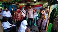 Kapolda Metro Jaya Muhammad Fadil Imran meninjau pelaksanaan vaksin Merdeka di SMK Satria, Srengseng, Kembangan, Jakarta Barat, Rabu (28/7/2021). (Foto:Liputan6/Ady Anugrahadi)