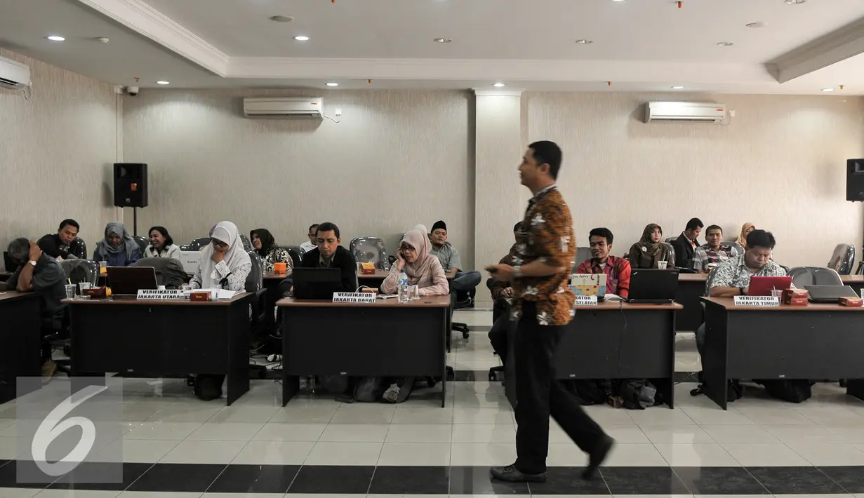 Tim veritifikator menunggu para pendaftar calon perorangan untuk pasangan cagub Pilkada DKI Jakarta, Rabu (3/8). KPUD DKI Jakarta resmi membuka pendaftaran untuk pasangan cagub dan cawagub Pilkada DKI lewat jalur perseorangan. (Liputan6.com/Yoppy Renato)