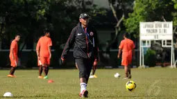 Pelatih Persija Jakarta, Rahmad Darmawan memimpin langsung sesi latihan terbuka yang digelar di lapangan Yon Zikon 13/KE, Jakarta, (23/22/2014). (Liputan6.com/Helmi Fithriansyah)