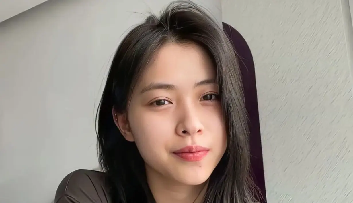 Banyak yang bilang Ryujin punya wajah alami yang sudah cantik tanpa polesan makeup. [Instagram @ryujin__itzy]