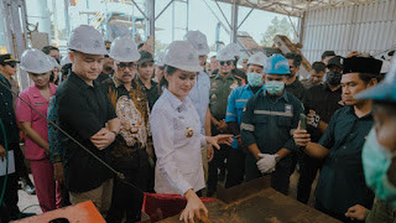 Gubernur Maluku Utara, Sherly Laos, bersama rombongan, dalam kunjungannya di pabrik Dewacoco di Halmahera Barat, beberapa waktu lalu. (Liputan6.com)