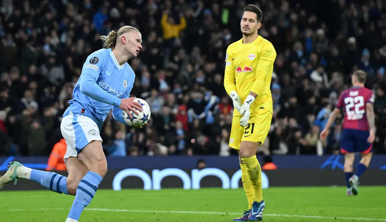 Pemain Manchester City, Erling Haaland memungut bola setelah mencetak gol ke gawang RB Leipzig pada laga lanjutan Grup G Liga Champions 2023/2024 yang berlangsung di Etihad Stadium, Manchester, Rabu (29/11/2023). (AFP/Paul Ellis)
