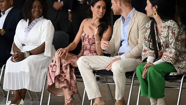Pangeran Harry dari Inggris (kedua dari kanan) dan istrinya Meghan Markle (kedua dari kiri) saat berkunjung ke Pusat Seni Nasional di Kolombia, Bogota pada 15 Agustus 2024.  (Dok: Raul ARBOLEDA / AFP)