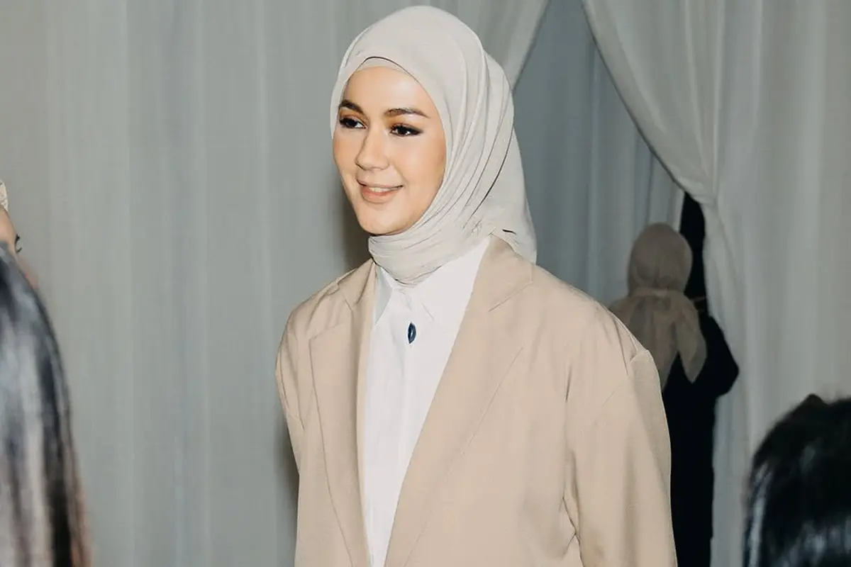 6 Gaya Lady Boss ala Paula Verhoeven, Pesona Kecantikan Perempuan Mandiri dan Serba Bisa