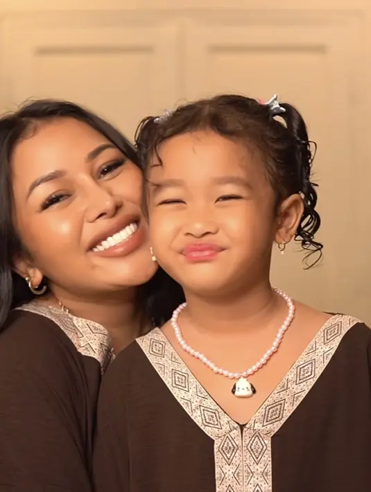 <p>Gewa menata rambut keritingnya dengan kuncir dua mengenakan hair clip. Sedangkan Mutia mengurai rambut panjang coklatnya, dengan mengaplikasikan makeup warm. [@mutia_ayuu]</p>