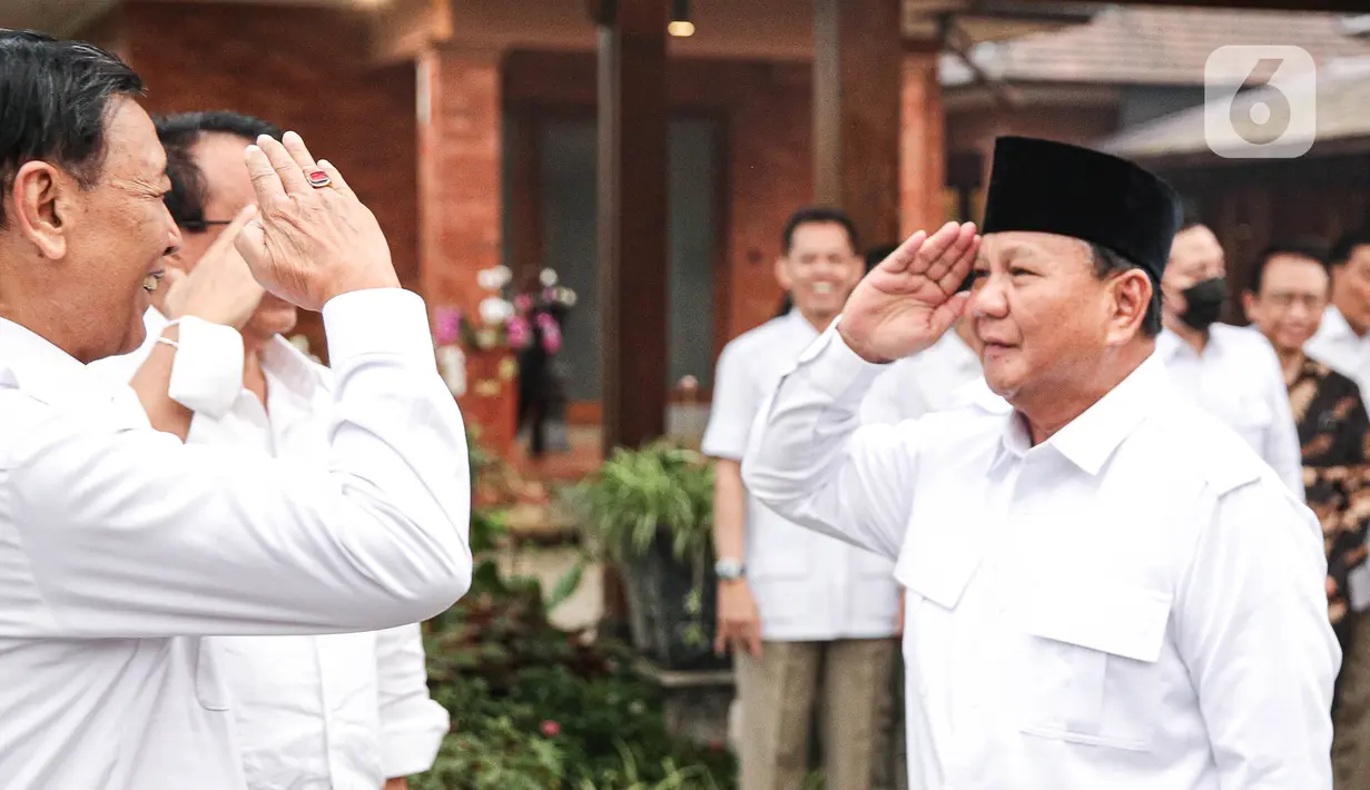 Saat menyambut Wiranto, Prabowo tampak memberikan salam hormat kepada mantan Panglima TNI itu. (Liputan6.com/Faizal Fanani)