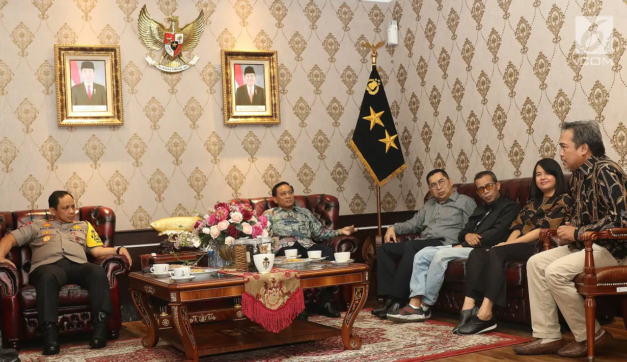 Suasana silaturahmi manajemen Surya Citra Media (SCM) dengan Kapolda Metro Jaya Irjen Gatot Eddy Pramono di Gedung Promoter Polda Metro Jaya, Jakarta, Senin (15/7/2019). Pertemuan untuk peningkatan kerjasama SCM dengan Polri khusunya Polda Metro Jaya. (Liputan6.com/Herman Zakharia)