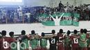 Pemain Timnas Indonesia U-16 menyapa suporter usai pertandingan melawan Singapura pada laga uji coba di Stadion Wibawa Mukti, Cikarang, Kamis, (8/6/2017). Indonesia menang 4-0. (Bola.com/M Iqbal Ichsan)